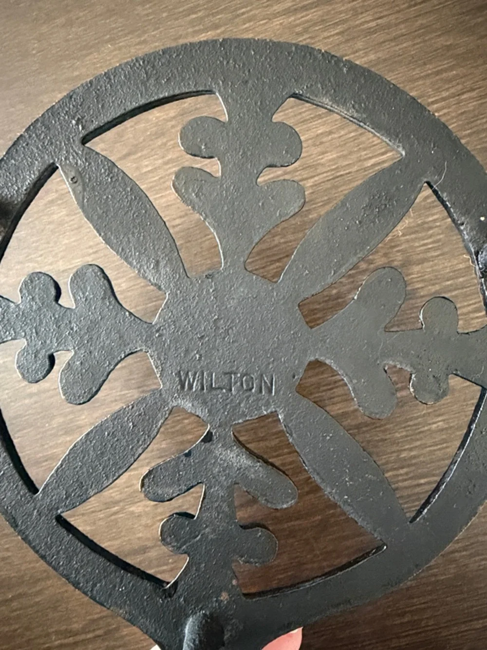 VIntage Wilton Metal Crafters Round Black 3 Legged Iron Trivet Spoon Rest Floral